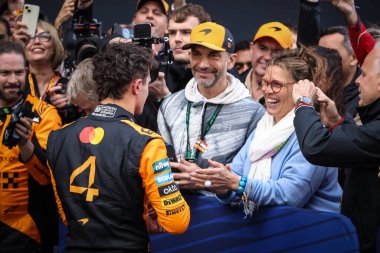 Büyük Britanya ve McLaren Formula 1 takımından Lando Norris, Avustralya 'nın Melbourne kentinde Albert Park' ta annesi ve babasıyla birlikte Avustralya Formula 1 Grand Prix 'sini kazanmasını kutluyor.
