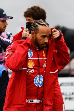 MELBOURNE, AUSTRALIA - 16 Mart: Büyük Britanya ve Scuderia Ferrari 'den Lewis Hamilton Avustralya' nın Melbourne kentindeki Albert Park 'ta düzenlenen 2025 Avustralya Grand Prix' inde sürücüler geçidi sırasında