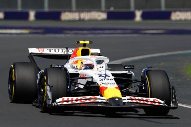 MELBOURNE, AUSTRALIA - 14 Mart: Japonya 'dan Yuki Tsunoda, Avustralya Formula 1 Grand Prix' indeki ilk antrenman sırasında VCARB 02 Visa Cash App Racing Bulls takımını kullanıyor.