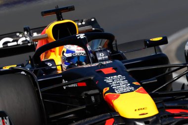 Hollanda 'dan Max Verstappen, Avustralya Formula 1 Grand Prix' sinde Melbourne 'da gerçekleştirilen ilk antrenman sırasında Kahin Kızıl Boğa RB21' i sürüyor.