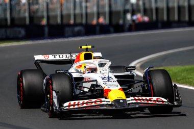 MELBOURNE, AUSTRALIA - 14 Mart: Japonya 'dan Yuki Tsunoda, Avustralya Formula 1 Grand Prix' indeki ilk antrenman sırasında VCARB 02 Visa Cash App Racing Bulls takımını kullanıyor.
