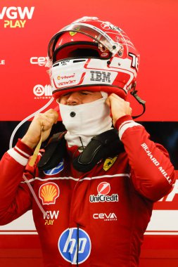 Monaco 'dan Charles Leclerc Avustralya' nın Melbourne kentindeki Albert Park 'ta düzenlenen Avustralya Formula 1 Grand Prix' sinden önce Scuderia Ferrari HP SF-25 kullanıyor.