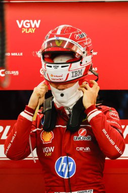 Monaco 'dan Charles Leclerc Avustralya' nın Melbourne kentindeki Albert Park 'ta düzenlenen Avustralya Formula 1 Grand Prix' sinden önce Scuderia Ferrari HP SF-25 kullanıyor.