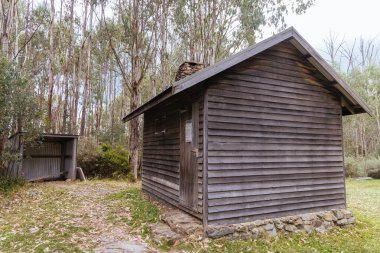 Açık bir yaz gününde, Marysville, Victoria, Avustralya yakınlarındaki tarihi Keppel Kulübesi.