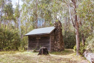 Açık bir yaz gününde, Marysville, Victoria, Avustralya yakınlarındaki tarihi Keppel Kulübesi.