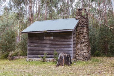 Açık bir yaz gününde, Marysville, Victoria, Avustralya yakınlarındaki tarihi Keppel Kulübesi.