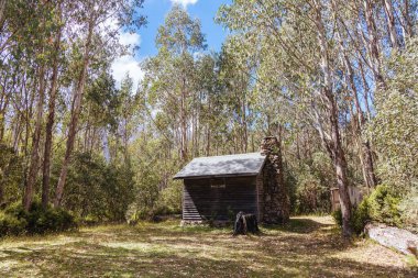 Açık bir yaz gününde, Marysville, Victoria, Avustralya yakınlarındaki tarihi Keppel Kulübesi.