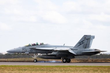 MELBOURNE, AUSTRALIA - 29 Mart: RAAF FA-18F Super Hornet, Avalon Havaalanı 'nda 29 Mart 2025 tarihinde gökyüzünde görüldü..