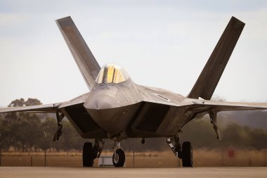 MELBOURNE, AUSTRALIA - 29 Mart: Lockheed F-22 Raptor 29 Mart 2025 tarihinde Melbourne, Avustralya 'da Avalon Havalimanı' nda sahne almaktadır..
