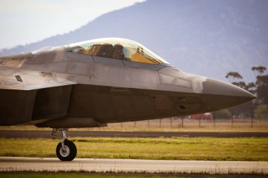 MELBOURNE, AUSTRALIA - 29 Mart: Lockheed F-22 Raptor 29 Mart 2025 tarihinde Melbourne, Avustralya 'da Avalon Havalimanı' nda sahne almaktadır..