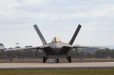 MELBOURNE, AUSTRALIA - 29 Mart: Lockheed F-22 Raptor 29 Mart 2025 tarihinde Melbourne, Avustralya 'da Avalon Havalimanı' nda sahne almaktadır..