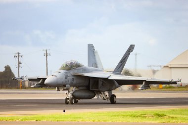 MELBOURNE, AUSTRALIA - 29 Mart: RAAF FA-18F Super Hornet, Avalon Havaalanı 'nda 29 Mart 2025 tarihinde gökyüzünde görüldü..