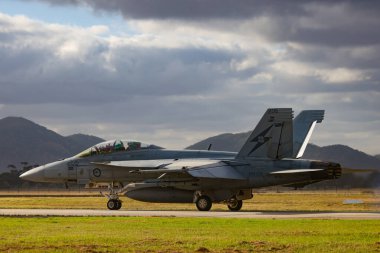 MELBOURNE, AUSTRALIA - 29 Mart: RAAF FA-18F Super Hornet, Avalon Havaalanı 'nda 29 Mart 2025 tarihinde gökyüzünde görüldü..