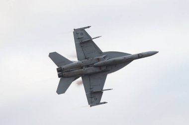 MELBOURNE, AUSTRALIA - 29 Mart: RAAF FA-18F Super Hornet, Avalon Havaalanı 'nda 29 Mart 2025 tarihinde gökyüzünde görüldü..