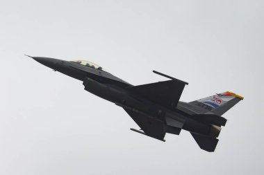MELBOURNE, AUSTRALIA - 29 Mart 2025 tarihinde Avustralya 'nın Melbourne kentinde gerçekleştirilen Avustralya Uluslararası Havaalanı' nda General Dynamics F-16 Fighting Falcon performansını sergilemiştir..