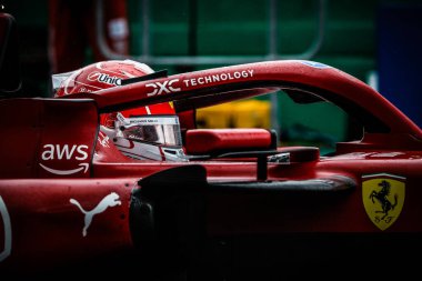 Monaco 'dan Charles Leclerc, Avustralya' nın Melbourne kentindeki Albert Park 'ta düzenlenen 2025 Avustralya Grand Prix' sinde Scuderia Ferrari HP SF-25 sürüyor.