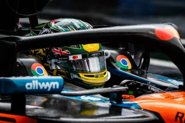 Avustralyalı Oscar Piastri, Avustralya 'nın Melbourne kentindeki Albert Park' ta Avustralya Formula 1 Grand Prix başlamadan önce McLaren Formula 1 takımı MCL39 'u sürüyor.