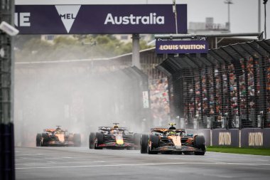 Büyük Britanya 'dan Lando Norris ve McLaren Formula 1 takımı 2025 Avustralya Grand Prix' sinde Avustralya 'nın Melbourne kentinde Albert Park' ta yarışa öncülük ediyor.