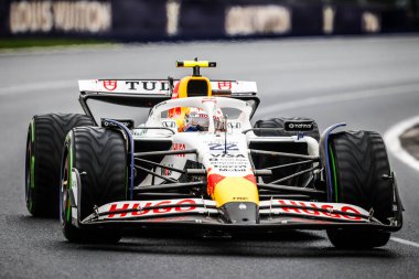 Avusturalya Formula 1 Grand Prix sırasında Avustralya Melbourne, Avustralya 'daki Albert Park' ta VCARB 02 Visa Cash App Racing Bulls 2 sürmektedir.