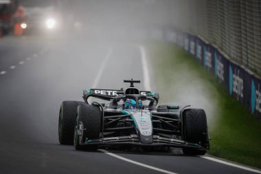 Büyük Britanya 'dan George Russell Avustralya' nın Melbourne kentindeki Albert Park 'ta düzenlenen Avustralya Formula 1 Grand Prix' sinde Mercedes AMG Petronas F1 Team W16 'yı sürüyor.
