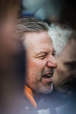 McLaren Formula 1 Takım CEO 'su Zak Brown, Avustralya' nın Melbourne kentindeki Albert Park 'ta pilotu Lando Norris ile Avustralya Formula 1 Grand Prix' sini kazanmasını kutluyor.