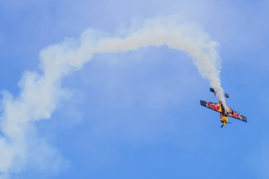 MELBOURNE, AUSTRALIA - 29 Mart 2025 tarihinde Melbourne 'da Avustralya Uluslararası Havaalanı' ndaki Matt Hall Racing Red Bull uçağında akrobatik performans sergiliyor.