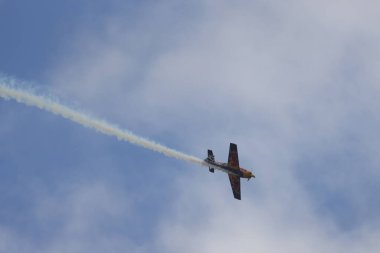 MELBOURNE, AUSTRALIA - 29 Mart 2025 tarihinde Melbourne 'da Avustralya Uluslararası Havaalanı' ndaki Matt Hall Racing Red Bull uçağında akrobatik performans sergiliyor.