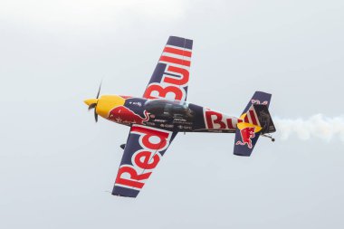 MELBOURNE, AUSTRALIA - 29 Mart 2025 tarihinde Melbourne 'da Avustralya Uluslararası Havaalanı' ndaki Matt Hall Racing Red Bull uçağında akrobatik performans sergiliyor.