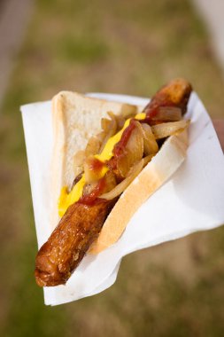 Seçim günü sosisi mangalda sosis, halk arasında sosis cızırtısı olarak bilinir.