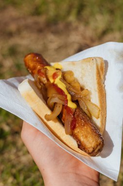 Seçim günü sosisi mangalda sosis, halk arasında sosis cızırtısı olarak bilinir.