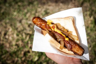 Seçim günü sosisi mangalda sosis, halk arasında sosis cızırtısı olarak bilinir.