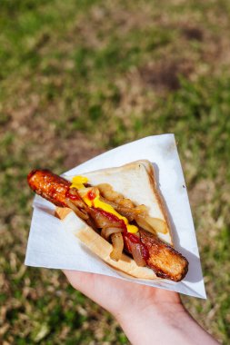 Seçim günü sosisi mangalda sosis, halk arasında sosis cızırtısı olarak bilinir.