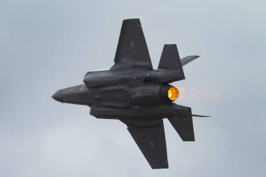 MELBOURNE, AUSTRALIA - 29 Mart 2025 'te Avustralya' nın Melbourne kentinde RAAF Rouletleri akrobasi gösterisi yaptılar..