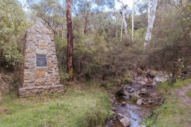 Warrandyte, Victoria, Avustralya 'da, Warrandyte' de sıcak bir sonbahar gününde, Warrandyte State Park 'taki Dördüncü Tepe Altın Anıtı' nın çevresindeki Altın Miras Yürüyüşü bölgesinde bulunan Cairn Anıtı.