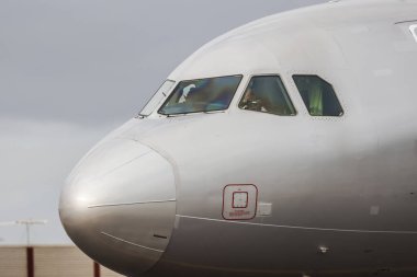 MELBOURNE, AUSTRALIA - 29 Mart 2025 'te Melbourne' daki Avalon Havalimanı 'na vardıktan sonra bir Jetstar Airbus A320-251N' nin Kokpit 'e yakın çekimi