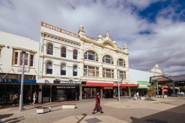 LAUNCESTON, AUSTRALIA - 10 Nisan 2025: Tazmanya, Avustralya 'da serin bir sonbahar gününde Launceston merkez iş bölgesinde The Mall' daki tarihi binalar