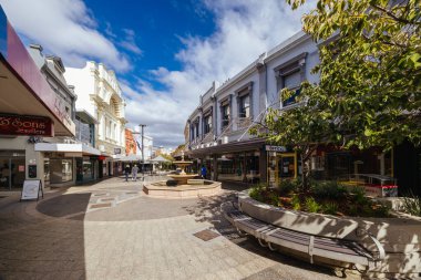 LAUNCESTON, AUSTRALIA - 10 Nisan 2025: Tazmanya, Avustralya 'da serin bir sonbahar gününde, Launceston' un merkez ticaret bölgesindeki Çeyrek AVM 'deki tarihi binalar
