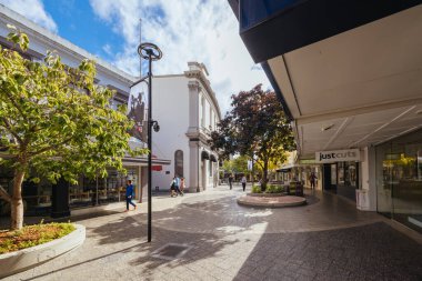 LAUNCESTON, AUSTRALIA - 10 Nisan 2025: Tazmanya, Avustralya 'da serin bir sonbahar gününde, Launceston' un merkez ticaret bölgesindeki Çeyrek AVM 'deki tarihi binalar