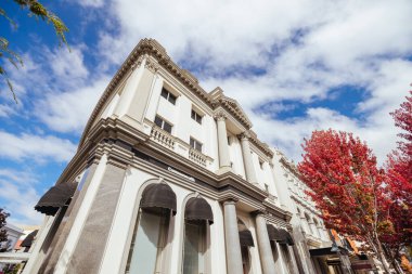 LAUNCESTON, AUSTRALIA - 10 Nisan 2025: Tazmanya, Avustralya 'da serin bir sonbahar gününde, Launceston merkez ticaret bölgesindeki Çeyrek AVM' deki Tarihi Cumhuriyet Bankası binası