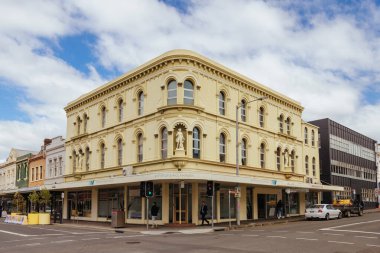 LAUNCESTON, AUSTRALIA - 10 Nisan 2025: Tazmanya, Avustralya 'da serin bir sonbahar gününde Launceston merkez ticaret bölgesindeki tarihi binalar