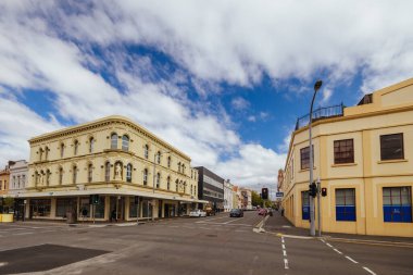 LAUNCESTON, AUSTRALIA - 10 Nisan 2025: Tazmanya, Avustralya 'da serin bir sonbahar gününde Launceston merkez ticaret bölgesindeki tarihi binalar