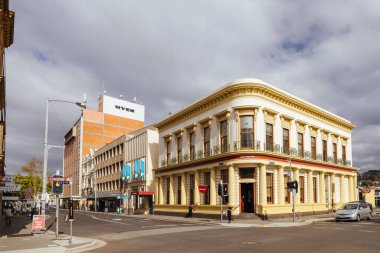 LAUNCESTON, AUSTRALIA - 10 Nisan 2025: Tazmanya, Avustralya 'da serin bir sonbahar gününde Launceston' un merkez ticaret bölgesindeki tarihi Bendigo Bank binası