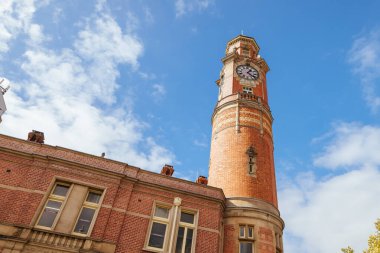 LAUNCESTON, AUSTRALIA - 10 Nisan 2025: Tazmanya, Avustralya 'da serin bir sonbahar gününde Launceston merkez ticaret bölgesindeki GPO tarihi binası