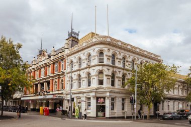LAUNCESTON, AUSTRALIA - 10 Nisan 2025: Tazmanya, Avustralya 'da serin bir sonbahar gününde Launceston merkez ticaret bölgesindeki tarihi binalar
