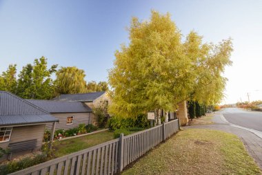 HADSPEN, AUSTRALIA - 11 Nisan 2025: Tazmanya, Avustralya 'da sıcak bir sonbahar gününde, Launceston yakınlarındaki Hadspen' deki Kızıl Tüy Oteli 'nin tarihi alanları
