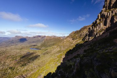 Ossa Dağı 'nın geniş manzarası ve Cradle Dağı, Tazmanya, Avustralya' da açık bir sonbahar öğleden sonrası çevresi