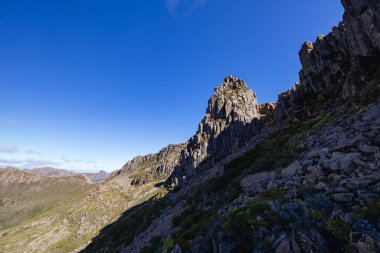 Ossa Dağı 'nın geniş manzarası ve Cradle Dağı, Tazmanya, Avustralya' da açık bir sonbahar öğleden sonrası çevresi