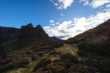 Ossa Dağı 'nın geniş manzarası ve Cradle Dağı, Tazmanya, Avustralya' da açık bir sonbahar öğleden sonrası çevresi