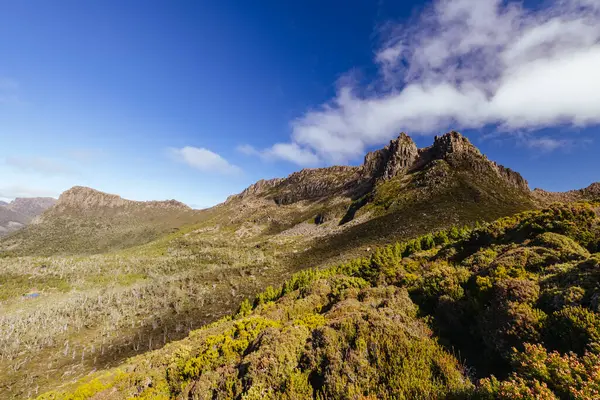 Ossa Dağı 'nın geniş manzarası ve Cradle Dağı, Tazmanya, Avustralya' da açık bir sonbahar öğleden sonrası çevresi