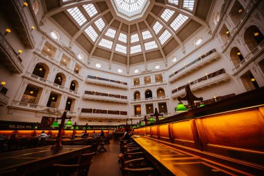 MELBOURNE, AUSTRALYA - 2 Aralık 2023: Victoria Devlet Kütüphanesi 'ndeki La Trobe Okuma Odası Melbourne, Victoria, Avustralya